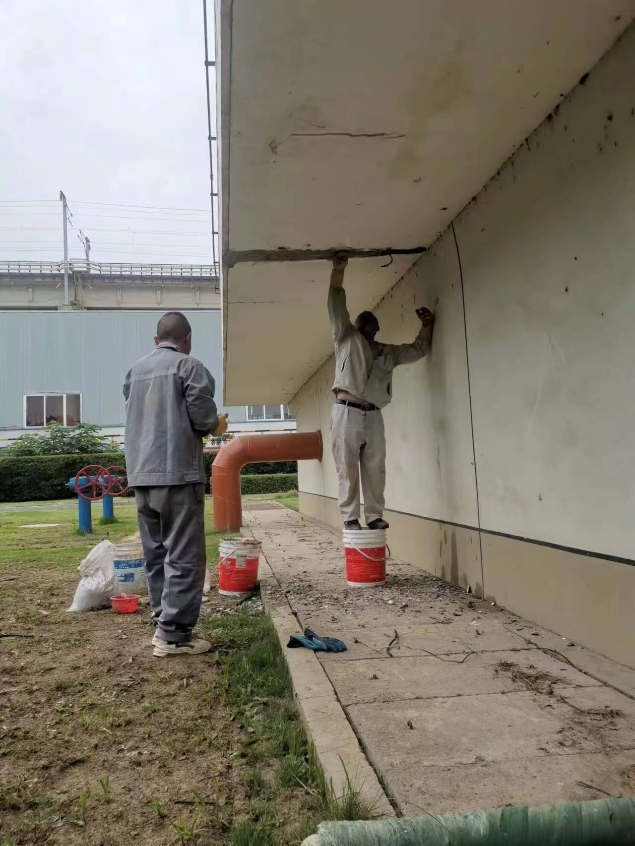 对于持续沉降引起的裂缝,有哪些结构加固措施可以配合注浆使用? 对于持续沉降引起的裂缝,有哪些结构加固措施可以配合注浆使用?